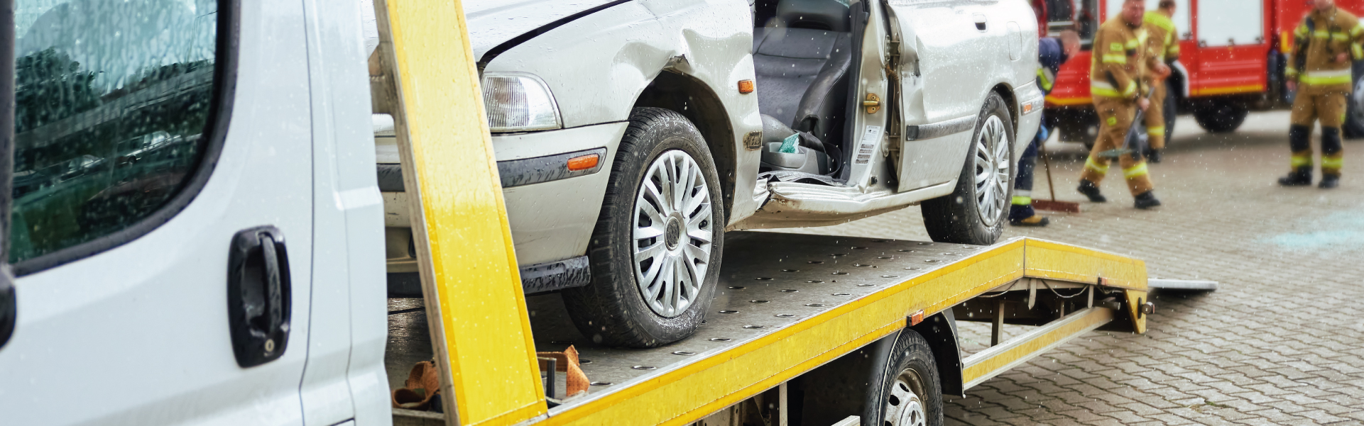 Enlèvement voiture accidentée plateau dépanneuse services épaviste